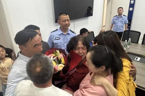 Nhờ bức thư của con trai, người mẹ 70 tuổi bật khóc đoàn tụ họ hàng sau hơn nửa thế kỷ xa quê khiến ai cũng nghẹn lòng