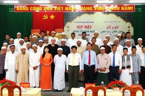 Về thăm lại làng Chăm bên sông Hậu