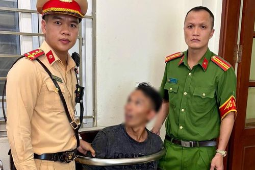 Khống chế kịp thời đối tượng dùng bồ cào đập phá xe của người đi đường ở Hà Nội