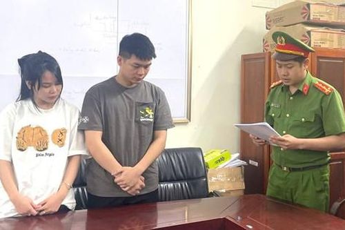 Hơn 5.000 bộ quần áo may gia công được 'hóa trang' thành các thương hiệu nổi tiếng bán trên TikTok