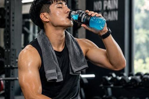 Tập luyện ngày hè: Khi nào nên dùng đồ uống thể thao thay vì nước lọc?