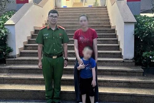 Kịp thời hỗ trợ bé trai đi lạc trong khu đô thị
