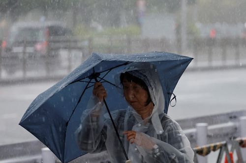 Bão Jangmi áp sát Tokyo, Nhật Bản hỗn loạn