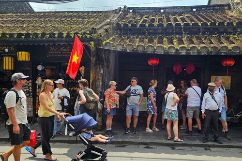 Từ 'mến khách' đến chuẩn phục vụ quốc tế