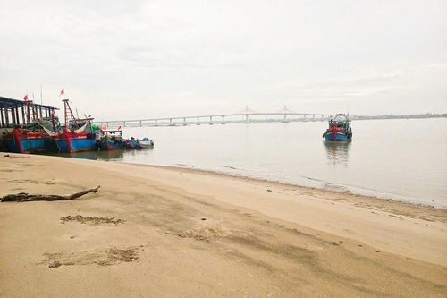 Hà Tĩnh: Nghịch lý cảng cá hiện đại, tàu vẫn phải canh thủy triều
