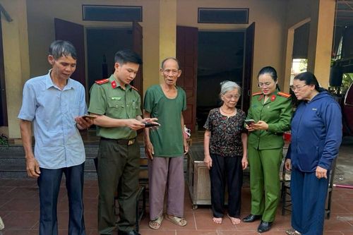 Gõ cửa từng nhà đưa an sinh lên nền tảng số