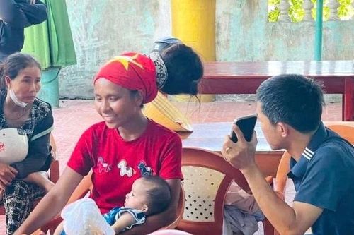 Quảng Trị: Hỗ trợ 3 mẹ con đi bộ 'xuyên Việt' giữa trời nắng nóng trở về nhà