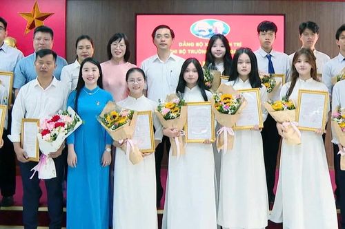 Trở thành đảng viên tuổi 18 trong mùa tình nguyện Hoa phượng đỏ