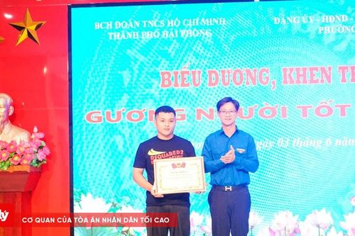 Khen thưởng nam thanh niên dũng cảm cứu phụ nữ khỏi kẻ cầm dao
