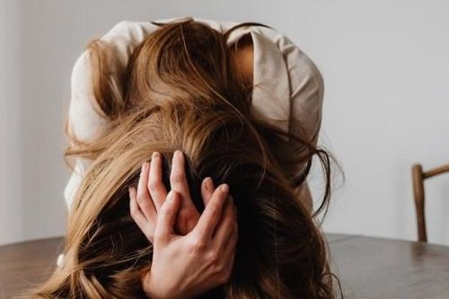 Sau lễ cúng 100 ngày bà ngoại, mẹ dúi tiền vào tay tôi rồi nói điều cay đắng