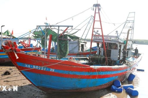 Nghệ An lai dắt tàu cá bị chìm gần cửa biển Lạch Vạn vào bờ an toàn