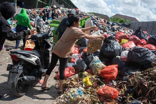 Núi rác trở thành 'bom hẹn giờ' tại Indonesia