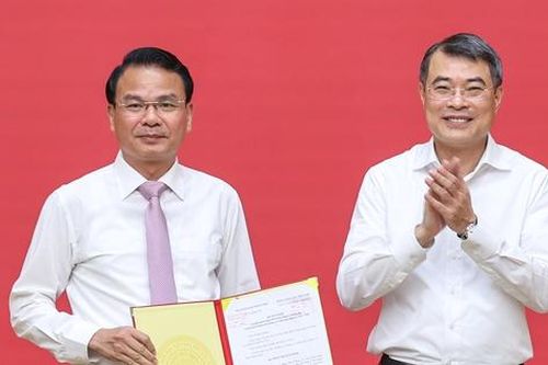 Công bố, trao quyết định của Bộ Chính trị về công tác cán bộ