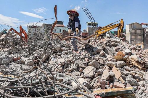 Giải phóng mặt bằng 'thần tốc', Hà Nội 'hụt hơi' xử lý phế thải