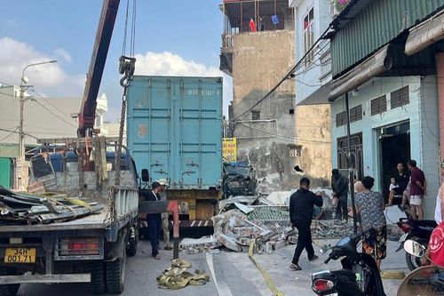 Sau cú đâm mạnh của xe container, 1 lán nhà dân bị sập hoàn toàn