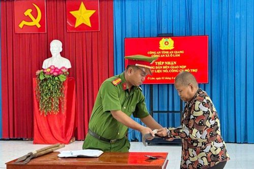 Công an xã Ô Lâm ra mắt mô hình vận động thu hồi vũ khí, vật liệu nổ, công cụ hỗ trợ