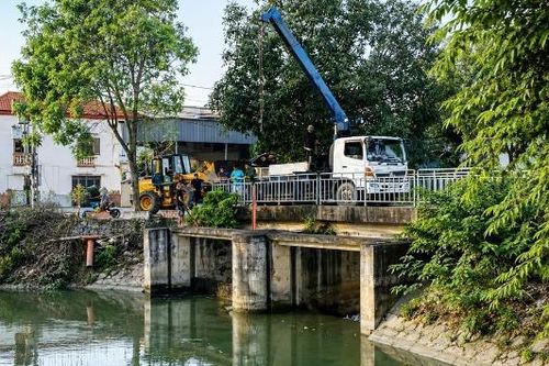 Phường Vũ Ninh xử lý bước đầu tình trạng nước đen, nổi bọt trắng trên kênh Kim Đôi