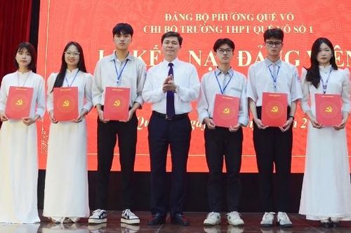 Khơi dậy khát vọng cống hiến trong học sinh, sinh viên