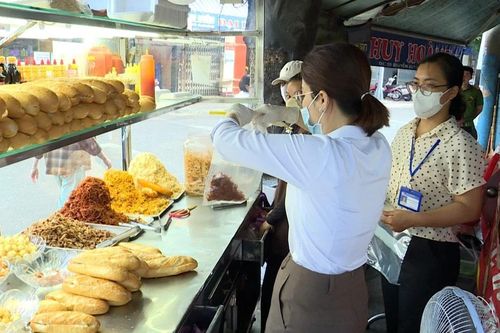 Giám sát nguy cơ mất an toàn thực phẩm tại các cơ sở kinh doanh bánh mì