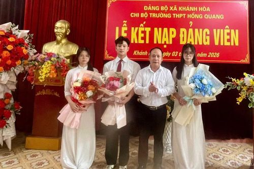 03 học sinh Trường THPT Hồng Quang được kết nạp Đảng