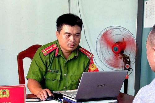 Công an Lâm Đồng hỗ trợ người dân nhận lại hơn 400 triệu đồng do chuyển khoản nhầm