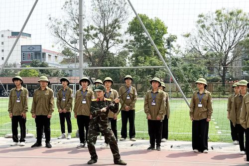 Người giữ lửa trên thao trường học đường