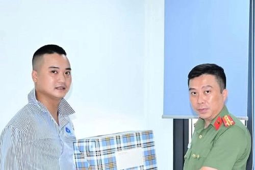 Khen thưởng cán bộ Công an dũng cảm khi trấn áp đối tượng côn đồ