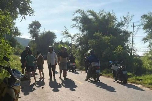 Hiện trường vụ ô tô đâm xe máy chạy cùng chiều, bà và cháu trai 5 tuổi tử vong thương tâm