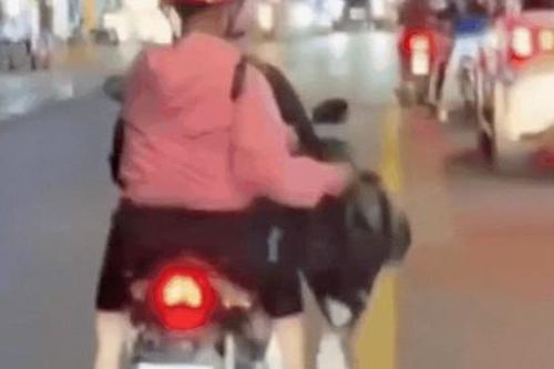TPHCM: Phạt nghiêm minh 2 phụ nữ rải vàng mã xuống đường để 'xả xui'