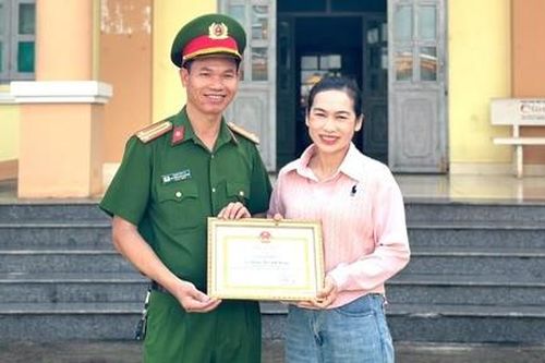 Biểu dương nữ công nhân môi trường trả lại 37,5 triệu đồng cho người đánh rơi