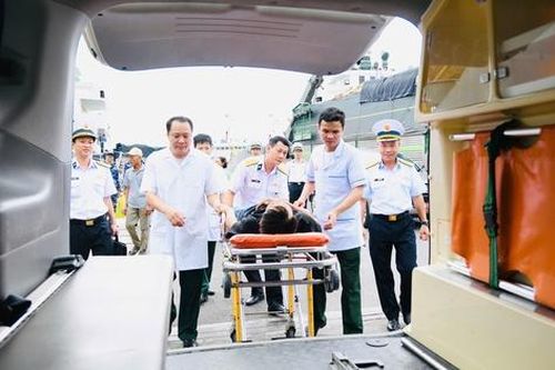 Tàu Trường Sa 20, Lữ đoàn 955 đưa ngư dân bị nhiễm trùng đường ruột vào bờ an toàn