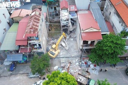 Khẩn cấp phá dỡ 2 ngôi nhà sau sự cố đào móng công trình ở Bắc Ninh
