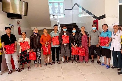 Gia Lai: Tặng quà cho người cao tuổi, bệnh nhân nghèo và học sinh vượt khó