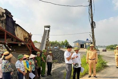 Hà Nội: Cưỡng chế, rào chắn 6 bến vật liệu xây dựng không phép ven sông