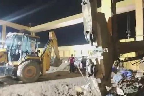 Ấn Độ: Cần cẩu công trường xây dựng bất ngờ đổ sập, 3 công nhân tử vong