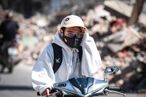 Đi làm 100 km/ngày như 'cực hình' dưới nắng nóng 40 độ C