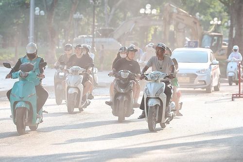 Hà Nội trong lớp bụi mịn, khuyến cáo người dân chủ động bảo vệ sức khỏe