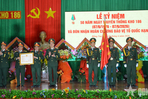 Kho 186 (Cục Xăng dầu, Tổng cục Hậu cần - Kỹ thuật) đón nhận Huân chương Bảo vệ Tổ quốc hạng Ba