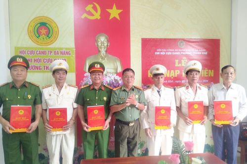 Chi hội Cựu Công an nhân dân phường Thanh Khê kết nạp hội viên mới