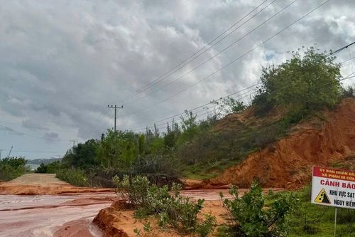 Mưa lớn cuốn cát đỏ tràn xuống đường ĐT716 đoạn qua xã Phan Rí Cửa