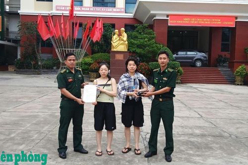 Bộ đội Biên phòng tỉnh Khánh Hòa trao trả tài sản cho 2 du khách Hàn Quốc