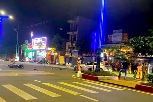 Nam thanh niên đi xe máy Exciter tốc độ cao tông vào ô tô bị tử vong