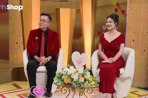 Chồng quỳ gối cầu hôn vợ sau 13 năm chung sống, kể chuyện tình từng bị ngăn cản