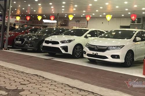Ô tô cũ giảm giá 'mỏi mắt' tìm khách, đại lý ngại nhập hàng