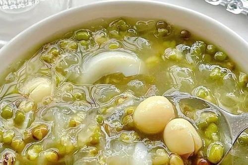 Phần thường bị bỏ đi của đậu xanh là vị thuốc quý giải nhiệt ngày hè