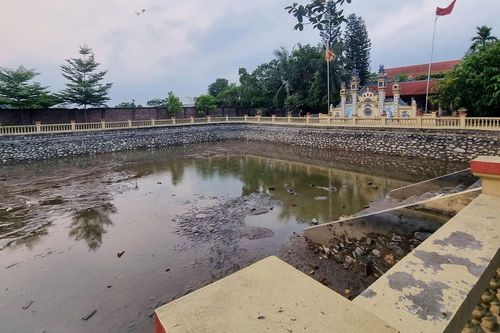 Vợ chồng Hà Nội tát cạn giếng làng tìm dây chuyền vàng: Món quà gắn bó 10 năm