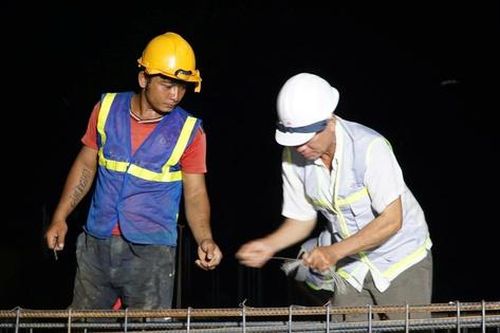 Thi công xuyên đêm, đẩy tiến độ xây trường vùng biên Quảng Ngãi