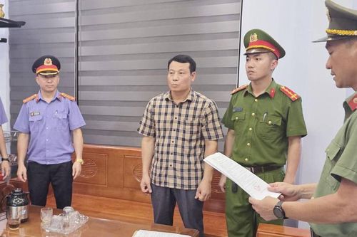 Bắt hiệu trưởng ép giáo viên đưa tiền để được dạy học