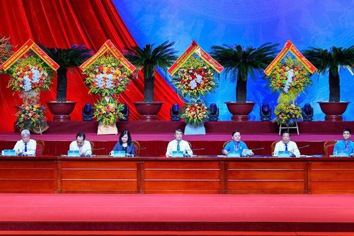 Thủ tướng trao đổi, thảo luận với đại biểu dự Đại hội XIV Công đoàn Việt Nam