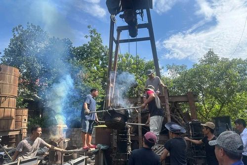 Hội Di sản Văn hóa và Cổ vật Thanh Hóa đúc trống đồng, súng thần công trao tặng tỉnh Quảng Trị